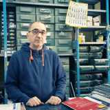 La prima sede fu aperta da Gaetano Murro nel 1950 in via Dalmazia ad angolo con via Ragusa, mentre l�odierna venne inaugurata nel 2007 dall�attuale proprietario e figlio di Gaetano, il 63enne Armando. Lo incontriamo dietro il bancone sul cui sfondo si trovano 500 cassettini che contengono minuterie di vario tipo